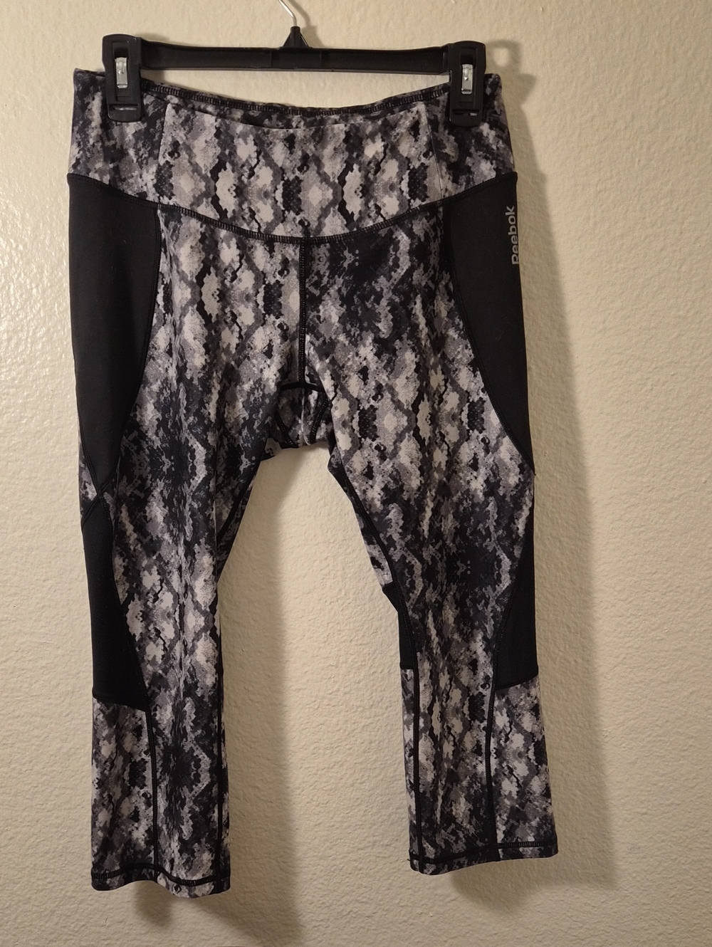 Buy1 Get1 FreeReebok Women’s Black & Gray Snake-Print Leggings